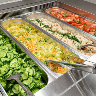 Salattheke mit verschiedenen Salatvariationen in der Mensa an den Tierkliniken