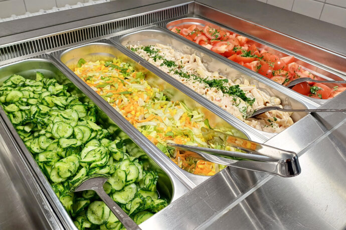Salattheke mit verschiedenen Salatvariationen in der Mensa an den Tierkliniken