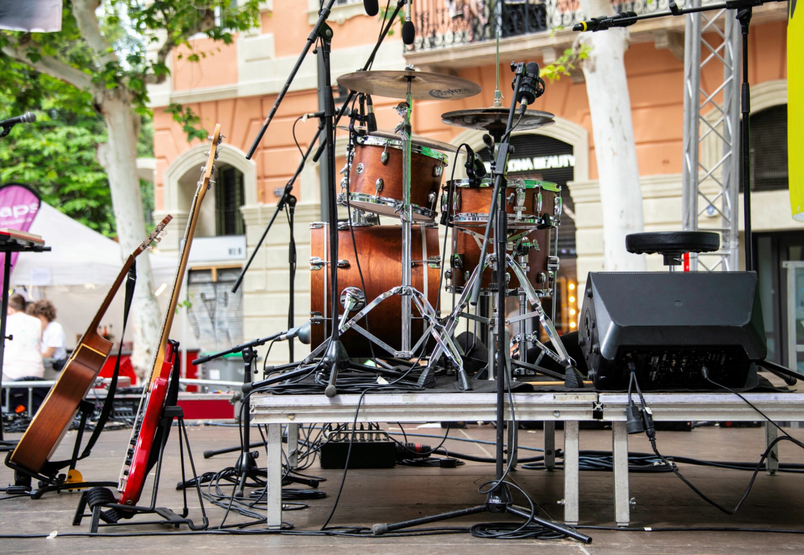 Kleine Konzertbühne mit Musikinstrumenten ohne Menschen auf einem Straßenfestival im Freien