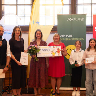Gewinner:innen des Familienfreundlichkeitspreises 2025 mit Spendenscheck im Neuen Rathaus der Stadt Leipzig
