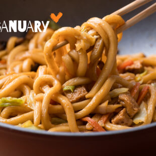 Stir fried Udon Nudeln in einer Wokpfanne