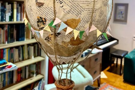 Ein aus Pappmache gebastelter Ballon