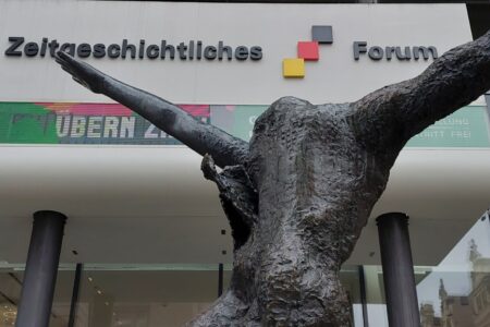 Fotografie des Zeitgeschichtlichen Forums in Leipzig mit Skulptur im Vordergrund